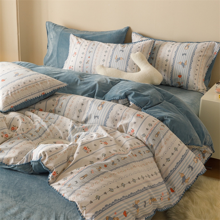 91家纺网 家纺一手货源 找家纺 红粉佳人新款小清新卡通贝壳边三角针棉加绒四件套工艺款牛奶绒四件套皮得兔