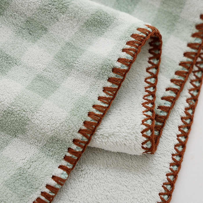 91家纺网 家纺一手货源 找家纺 朴尔家纺-毛巾被 2024新款毛巾绣勾边小格快乐鸭AB版珊瑚绒速吸速干毛巾浴巾 格子快乐鸭-深绿毛巾