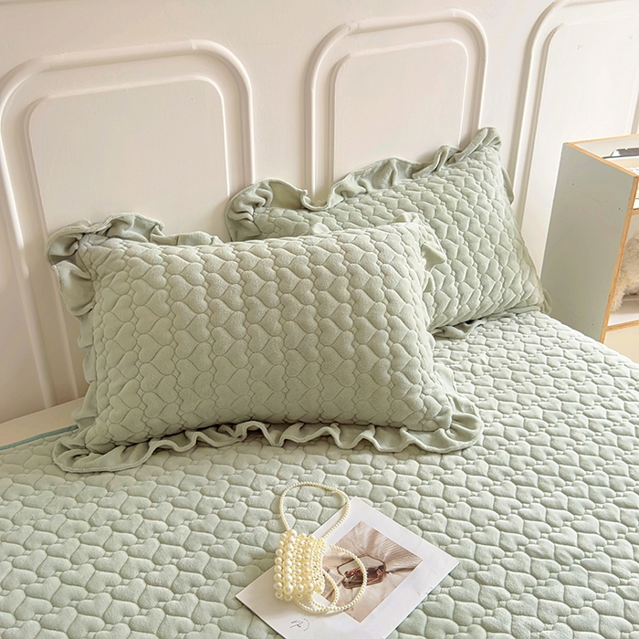 91家纺网 家纺一手货源 找家纺 美梦家纺 2024新款素色牛奶绒花边床盖系列 松野绿