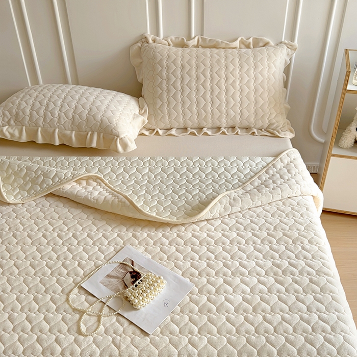 91家纺网 家纺一手货源 找家纺 美梦家纺 2024新款素色牛奶绒花边床盖系列 奶昔白