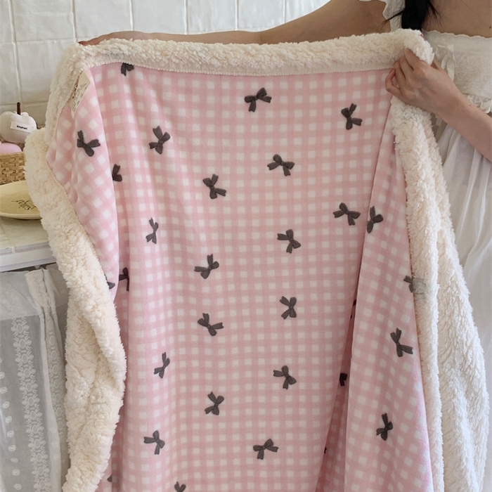 91家纺网 家纺一手货源 找家纺 桃喜 2024新款亲肤舒适牛奶绒羊羔绒毛毯 粉格子蝴蝶结