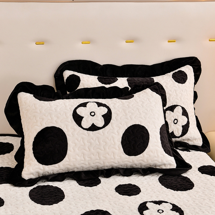 91家纺网 家纺一手货源 找家纺 民新家纺 2025新款牛奶绒印花夹棉床盖四件套 时尚波点