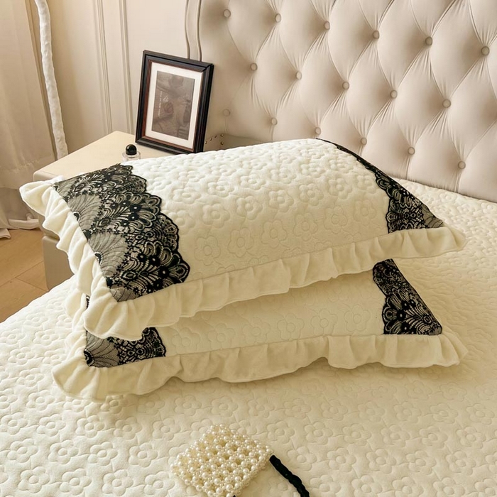 91家纺网 家纺一手货源 找家纺 恋尚 2024新款牛奶绒夹棉床盖纯色蕾丝边牛奶绒床盖 洛丽塔 米色