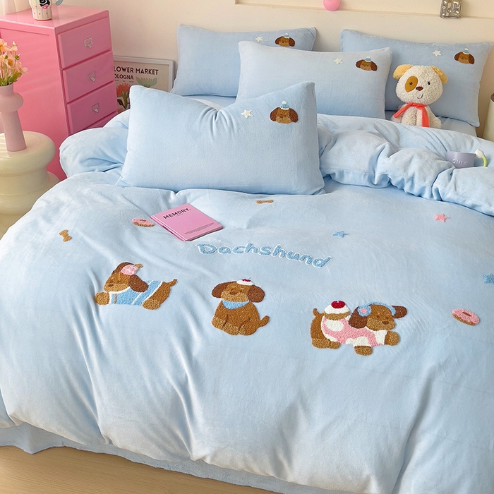 91家纺网 家纺一手货源 找家纺 梦之岛 2024新款牛奶绒卡通毛巾绣四件套腊肠狗 腊肠狗-蓝