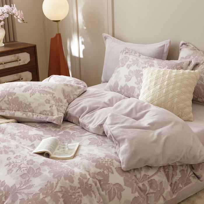 91家纺网 家纺一手货源 找家纺 （总）卡派 2024新款轻奢肌理纹雕花工艺款230克加厚牛奶绒四件套（提供买家秀 ）