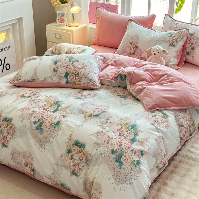 91家纺网 家纺一手货源 找家纺 红粉佳人新款小清新卡通贝壳边三角针棉加绒四件套工艺款牛奶绒四件套浪漫花舞