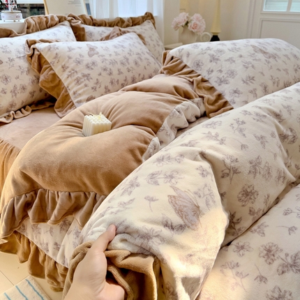 91家纺网 家纺一手货源 找家纺 2024新款韩版印花牛奶绒四件套 小樱桃