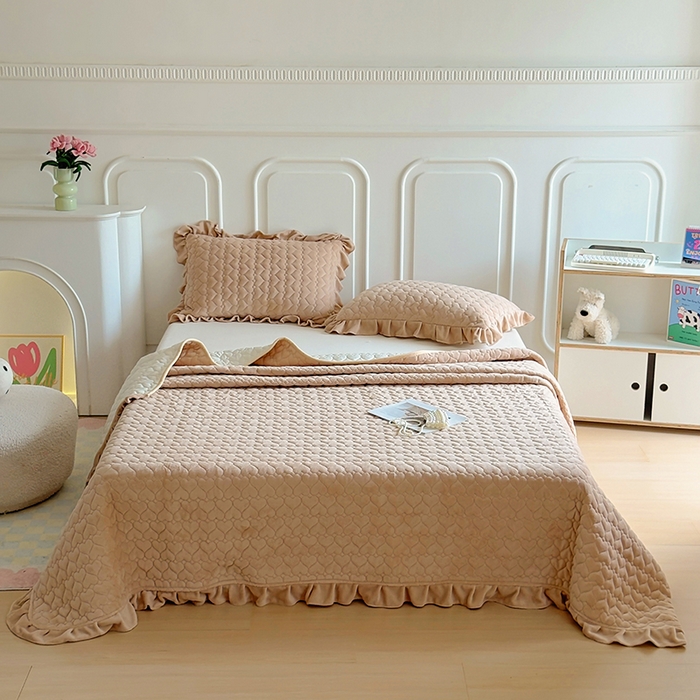 91家纺网 家纺一手货源 找家纺 美梦家纺 2024新款素色牛奶绒花边床盖系列 卡其色