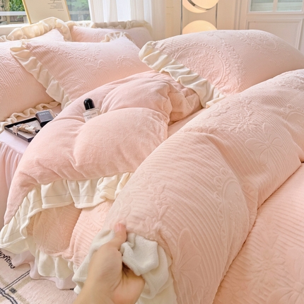 91家纺网 家纺一手货源 找家纺 2024新款加厚牛奶绒韩版雕花四件套风格2（阳光） 露娜紫