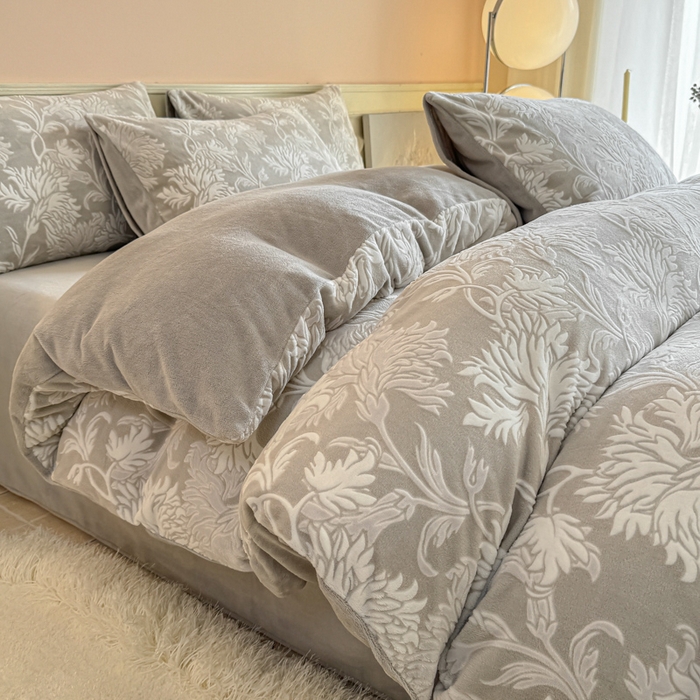 91家纺网 家纺一手货源 找家纺 大境 2024新款8斤A类230克牛奶绒提花烂花四件套床笠款床单款 罗曼 淡灰