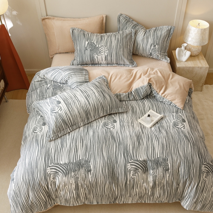 91家纺网 家纺一手货源 找家纺 卡派 2024新款轻奢肌理纹雕花工艺款230克加厚牛奶绒四件套（提供买家秀 ） 条纹斑马-灰