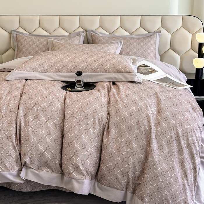 91家纺网 家纺一手货源 找家纺 雲归梦 2024新款全棉纯棉轻奢加厚磨毛拼角工艺四件套 罗薇-卡其灰