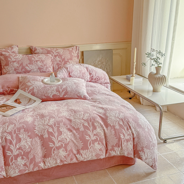 91家纺网 家纺一手货源 找家纺 大境 2024新款8斤A类230克牛奶绒提花烂花四件套床笠款床单款 罗曼 贝壳粉