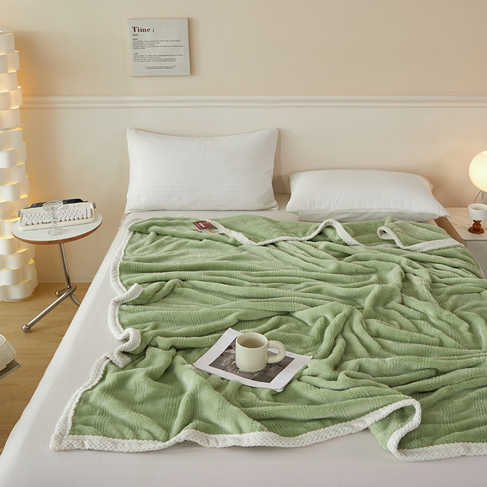 91家纺网 家纺一手货源 找家纺 2024新款仿兔绒泡泡绒毛毯家用四季毯 条纹人生 抹茶绿