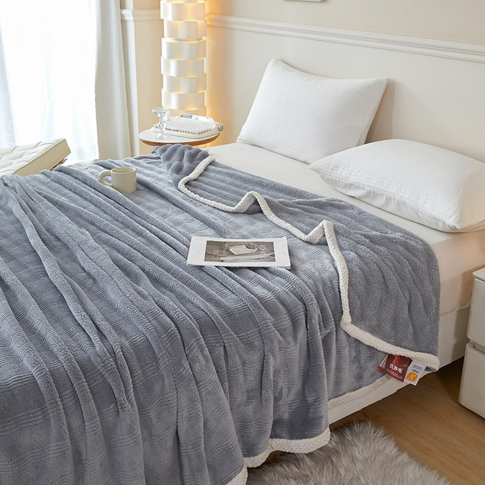 91家纺网 家纺一手货源 找家纺 2024新款仿兔绒泡泡绒毛毯家用四季毯 条纹人生 星辰灰