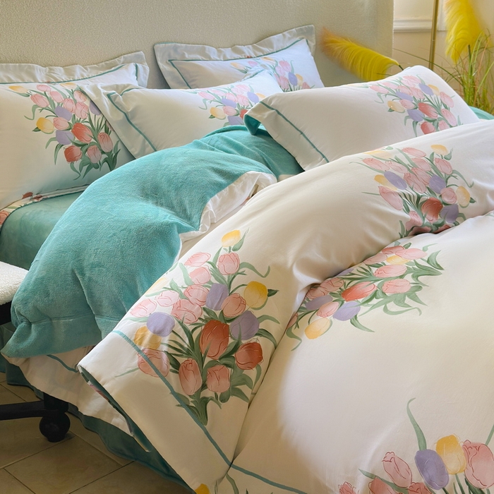 91家纺网 家纺一手货源 找家纺 2025新款A纯棉B牛奶绒四件套13376全棉加绒一字绣宽边轻奢套件-夹棉款 幽韵飘香