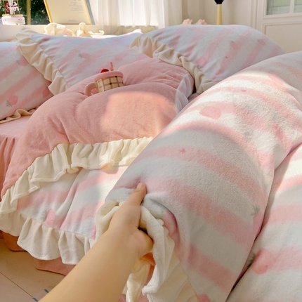 91家纺网 家纺一手货源 找家纺 2024新款韩版印花牛奶绒四件套 小樱桃