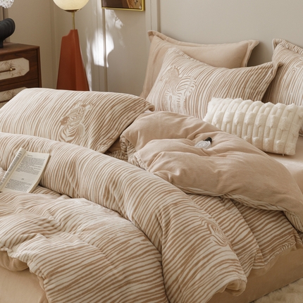 91家纺网 家纺一手货源 找家纺 （总）卡派 2024新款轻奢肌理纹雕花工艺款230克加厚牛奶绒四件套（提供买家秀 ）