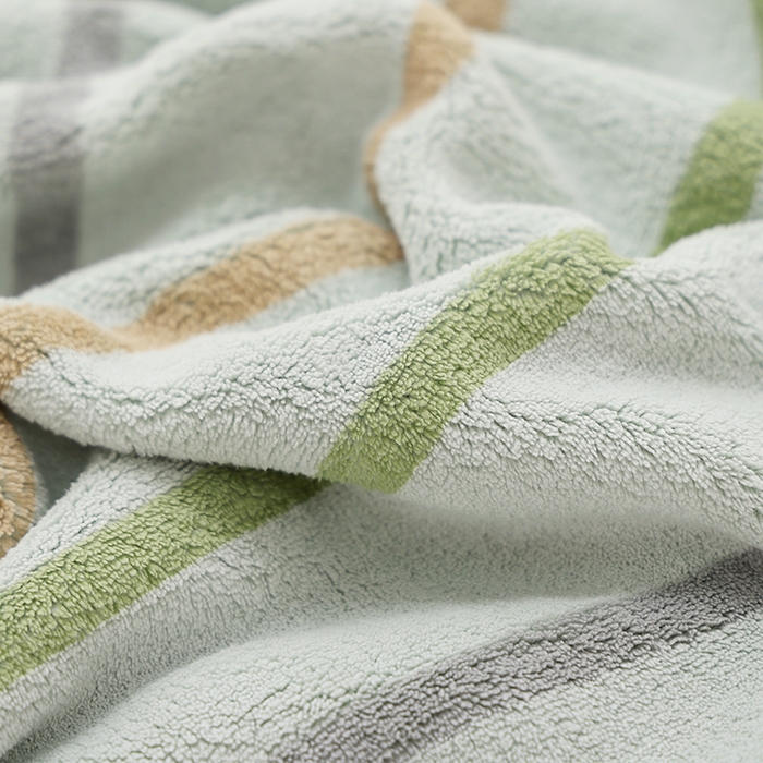 91家纺网 家纺一手货源 找家纺 朴尔家纺-毛巾被 2024新款毛巾绣勾边小格快乐鸭AB版珊瑚绒速吸速干毛巾浴巾 背带熊-蓝浴巾