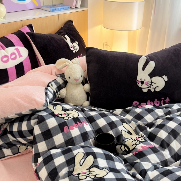 91家纺网 家纺一手货源 找家纺 柚子YOUTH 2024新款加厚纯印花牛奶绒四件套 黑格兔