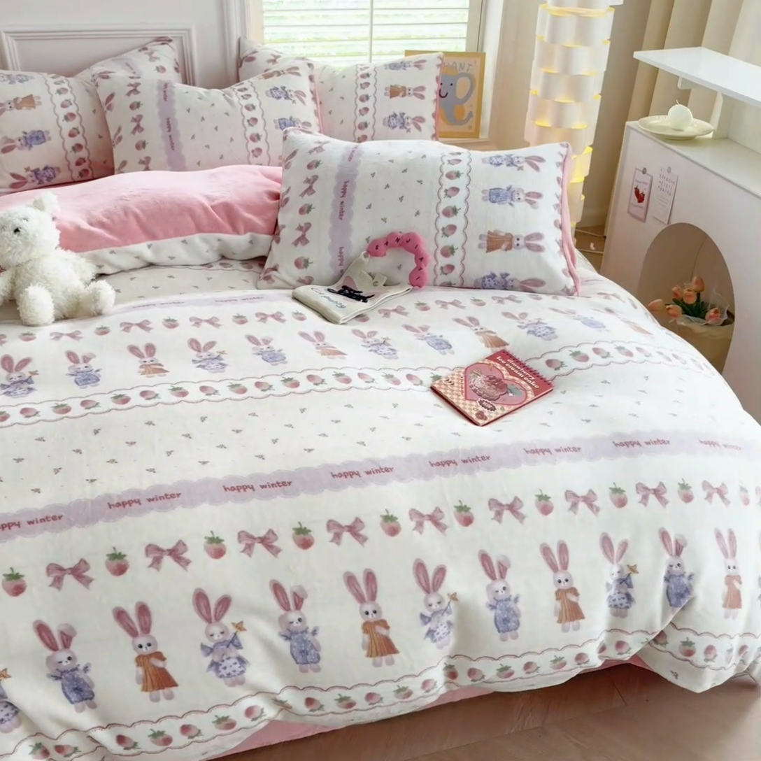 91家纺网 家纺一手货源 找家纺 简宜家居 2025新款牛奶绒印花四件套 萌兔仙子