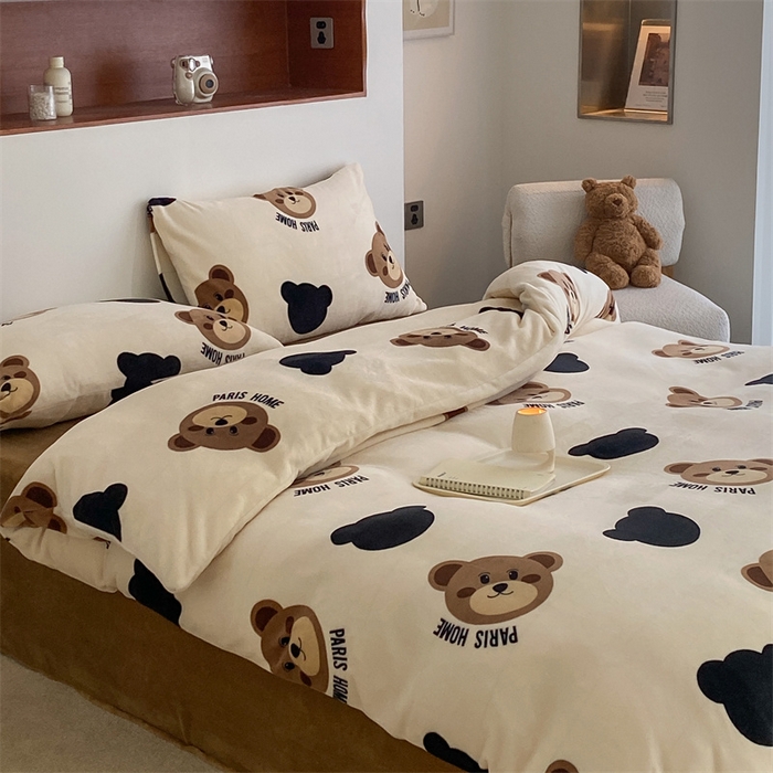 91家纺网 家纺一手货源 找家纺 红粉佳人 2025新款小清新双面牛奶绒四件套呆萌熊