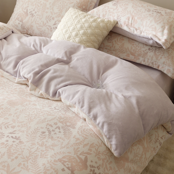 91家纺网 家纺一手货源 找家纺 卡派 2024新款轻奢肌理纹雕花工艺款230克加厚牛奶绒四件套（提供买家秀 ） 花园兔