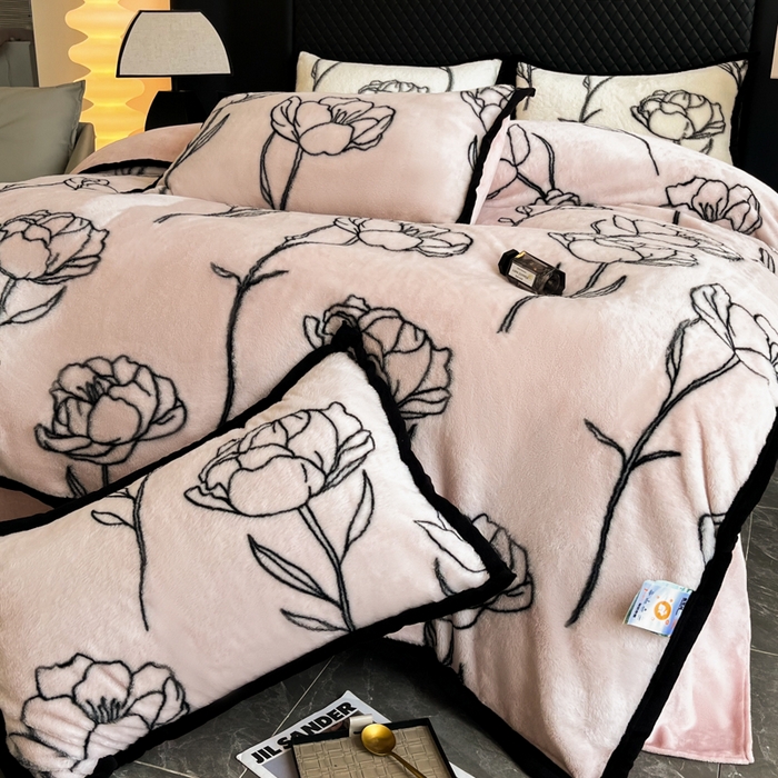 91家纺网 家纺一手货源 找家纺 慕尚家纺 2025新款宽包边高克重兔兔绒牛奶绒加厚保暖法式系列四件套 兔毛-玫瑰-粉