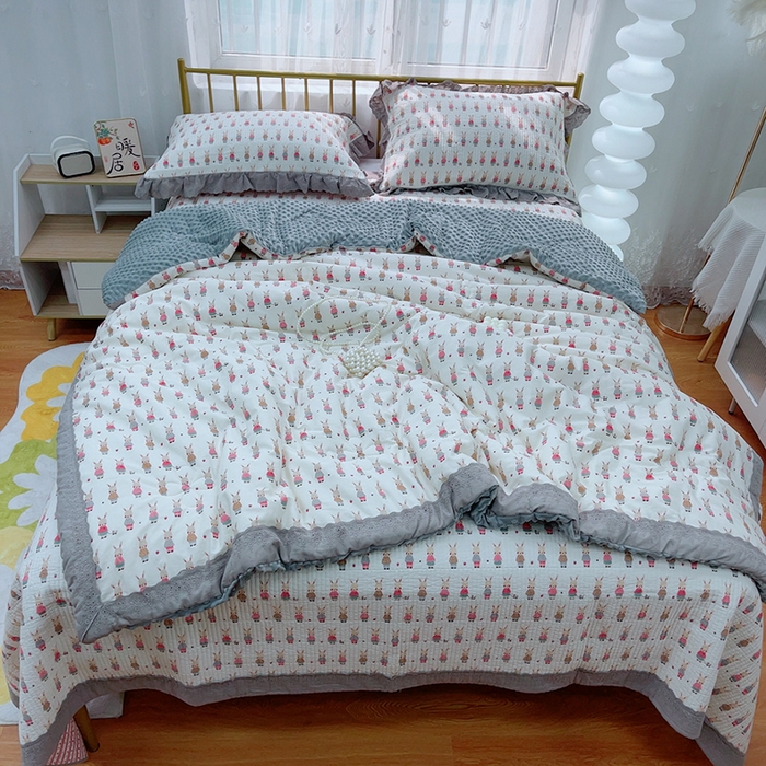 91家纺网 家纺一手货源 找家纺 暖居 2024新款包边豆豆被床盖四件套 兔斯基