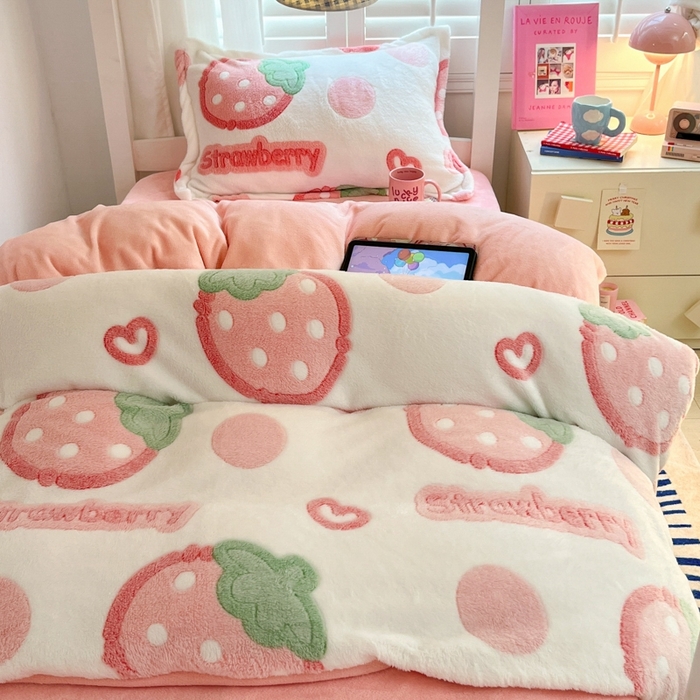 91家纺网 家纺一手货源 找家纺 川悦生活 2024新款立体雪花绒宿舍床笠款三件套四件套 啵啵草莓