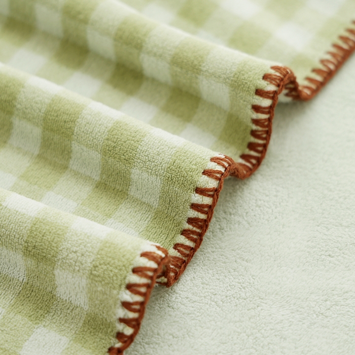 91家纺网 家纺一手货源 找家纺 朴尔家纺-毛巾被 2024新款毛巾绣勾边小格快乐鸭AB版珊瑚绒速吸速干毛巾浴巾 格子快乐鸭-青绿浴巾