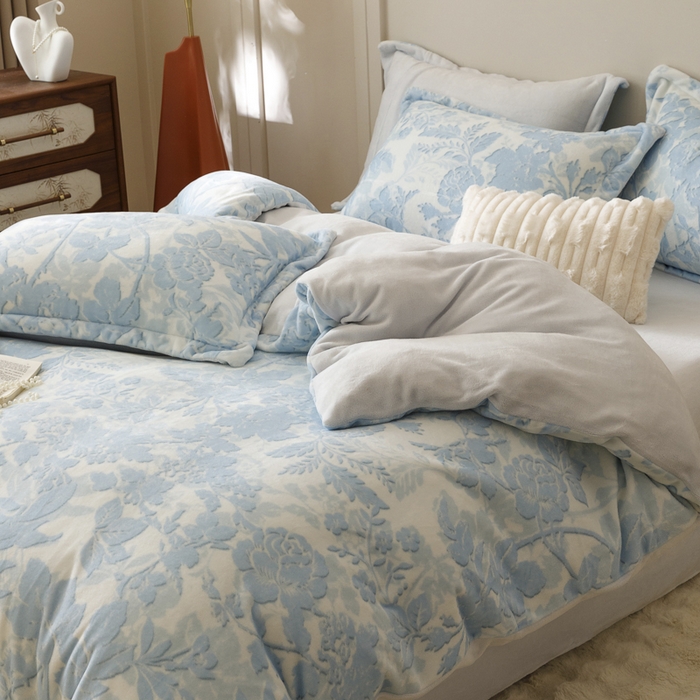 91家纺网 家纺一手货源 找家纺 卡派 2024新款轻奢肌理纹雕花工艺款230克加厚牛奶绒四件套（提供买家秀 ） 摇曳-蓝