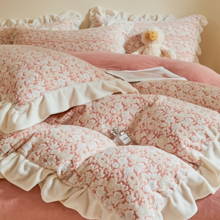 91家纺网 家纺一手货源 找家纺 其奥家纺 2025新款8斤A类230克牛奶绒雕花绒宝宝绒四件套床笠款床单款 曼朵-蔷薇粉