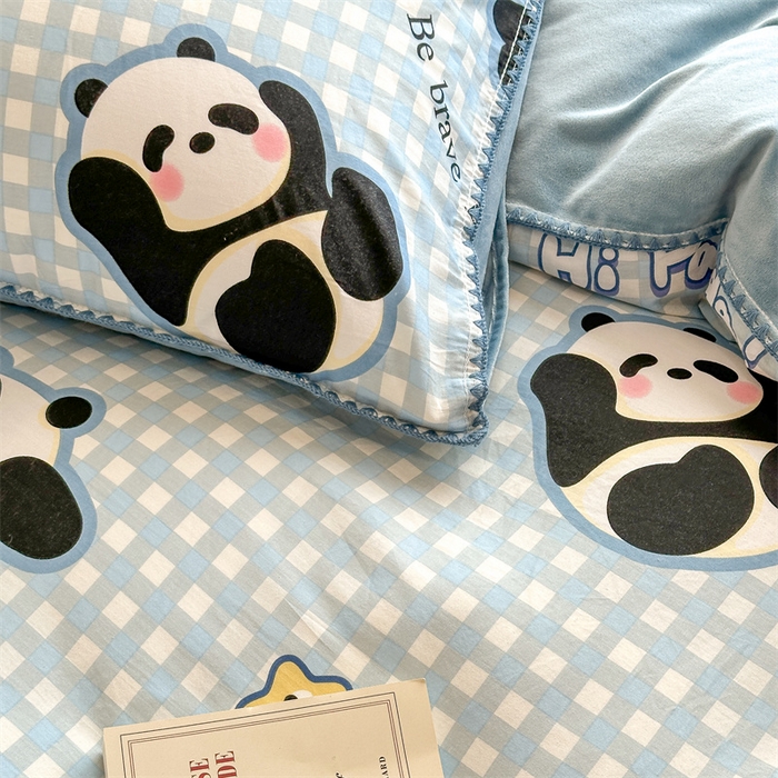 91家纺网 家纺一手货源 找家纺 红粉佳人新款小清新卡通贝壳边三角针棉加绒四件套工艺款牛奶绒四件套蓝格熊猫