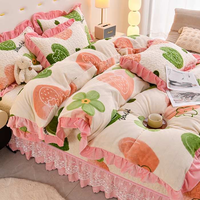 91家纺网 家纺一手货源 找家纺 民新家纺 2025新款牛奶绒印花夹棉床盖四件套 爱心草莓-粉