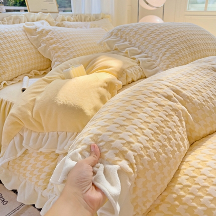 91家纺网 家纺一手货源 找家纺 2024新款加厚牛奶绒韩版雕花四件套风格2（阳光） 露娜紫