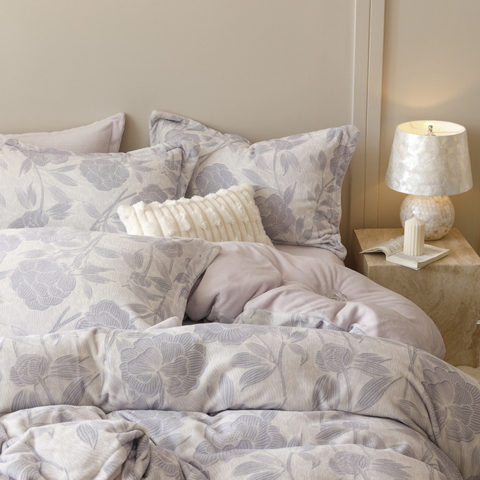 91家纺网 家纺一手货源 找家纺 卡派 2024新款轻奢肌理纹雕花工艺款230克加厚牛奶绒四件套（提供买家秀 ） 荷塘月色-紫