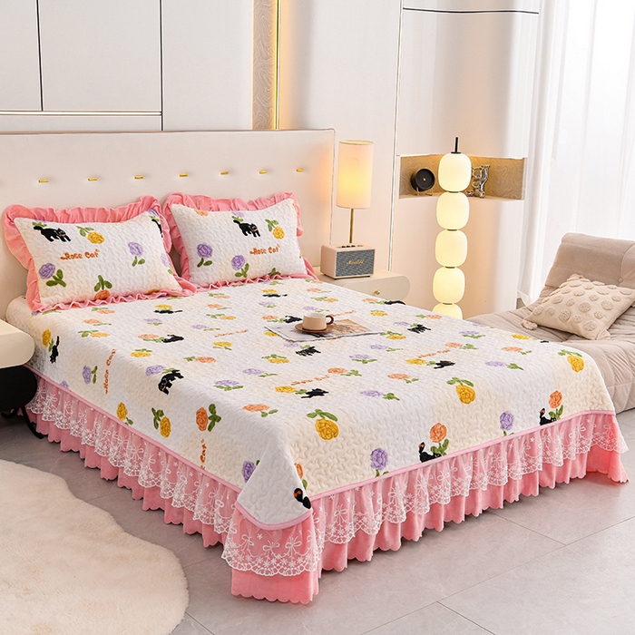 91家纺网 家纺一手货源 找家纺 民新家纺 2025新款牛奶绒印花夹棉床盖四件套 乐享时光-粉