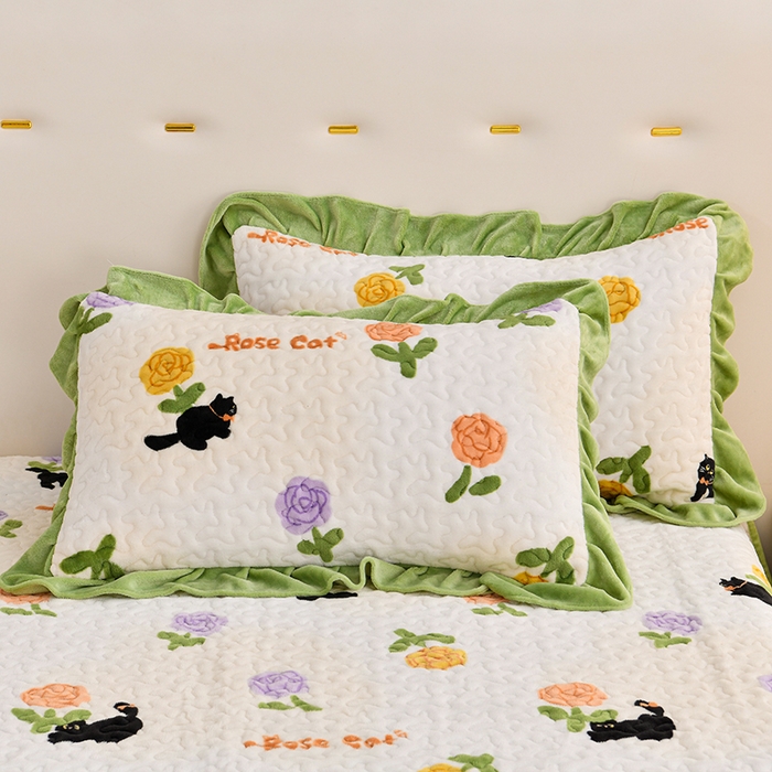 91家纺网 家纺一手货源 找家纺 民新家纺 2025新款牛奶绒印花夹棉床盖四件套 乐享时光-绿