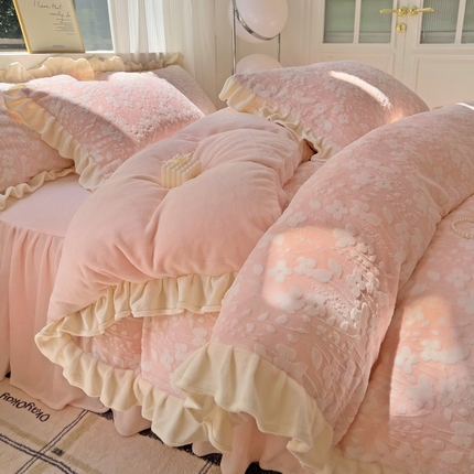 91家纺网 家纺一手货源 找家纺 2024新款加厚牛奶绒韩版雕花四件套风格2（阳光） 露娜紫