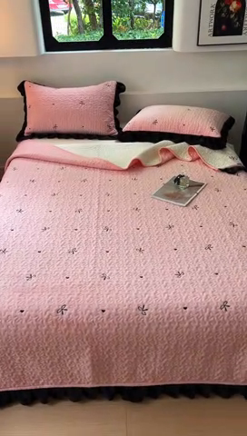 91家纺网 家纺一手货源 找家纺 美梦家纺 2024新款牛奶绒法式绣花夹棉床盖 绒蝴蝶结·樱花粉