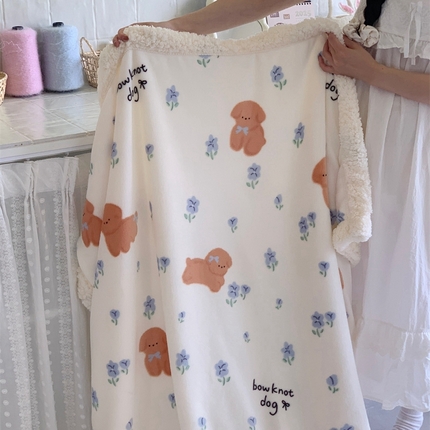 91家纺网 家纺一手货源 找家纺 桃喜 2024新款亲肤舒适牛奶绒羊羔绒毛毯 蓝碎花小狗