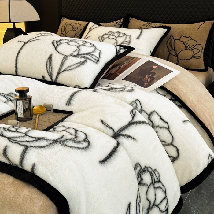 91家纺网 家纺一手货源 找家纺 慕尚家纺 2025新款宽包边高克重兔兔绒牛奶绒加厚保暖法式系列四件套 兔毛-玫瑰-奶白