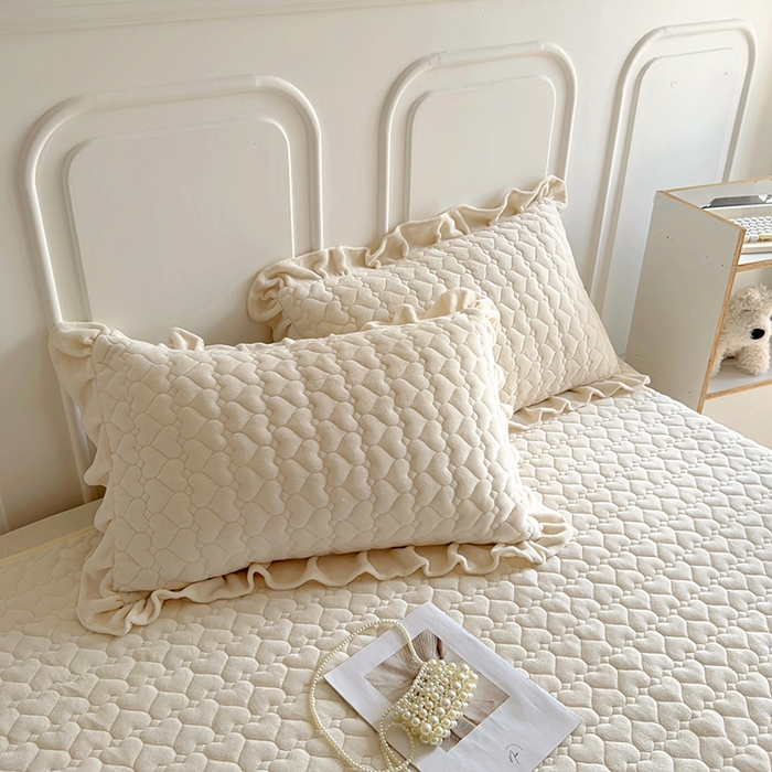 91家纺网 家纺一手货源 找家纺 美梦家纺 2024新款素色牛奶绒花边床盖系列 奶昔白