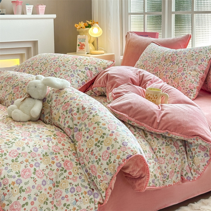 91家纺网 家纺一手货源 找家纺 红粉佳人新款小清新卡通贝壳边三角针棉加绒四件套工艺款牛奶绒四件套花园芬芳