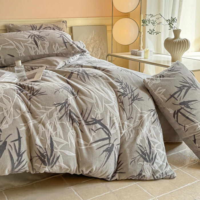 91家纺网 家纺一手货源 找家纺 大境 2024新款8斤A类230克牛奶绒提花烂花四件套床笠款床单款 水墨竹 红灰