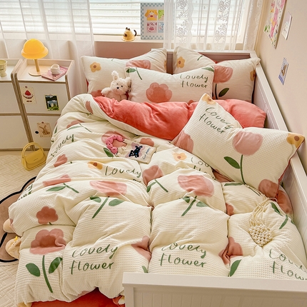 典曼家纺 2024新款A类印花牛奶绒雕花四件套 爱意花开