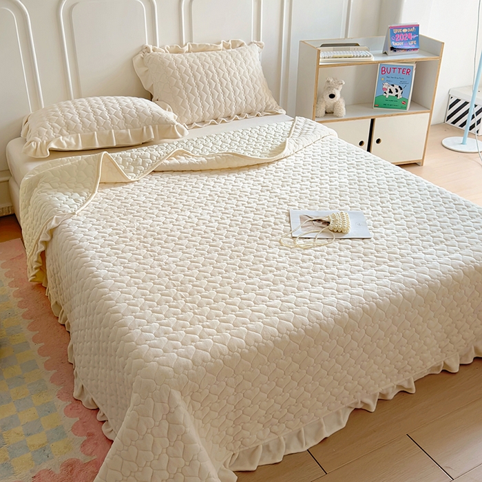 91家纺网 家纺一手货源 找家纺 美梦家纺 2024新款素色牛奶绒花边床盖系列 奶昔白