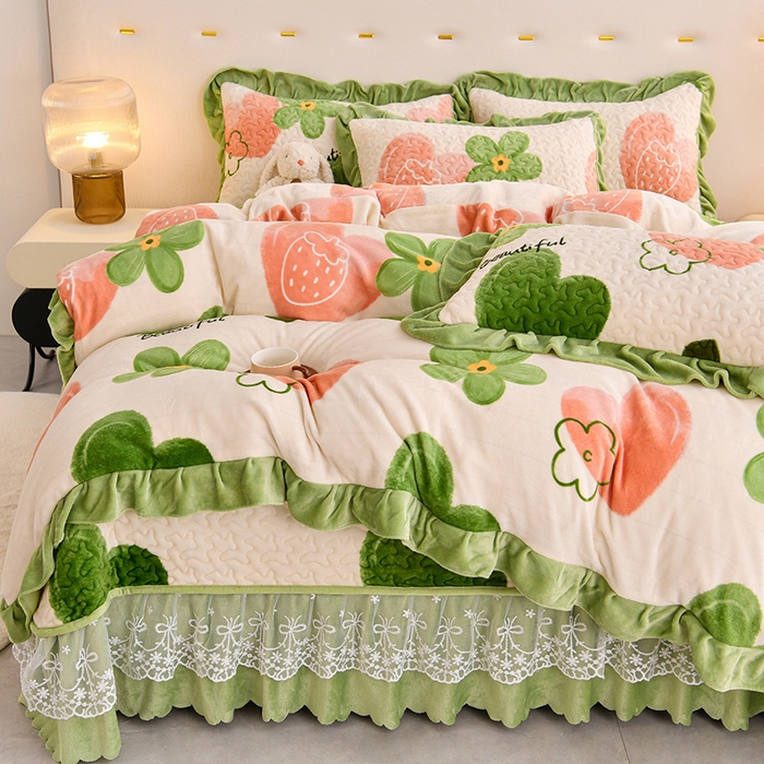 91家纺网 家纺一手货源 找家纺 民新家纺 2025新款牛奶绒印花夹棉床盖四件套 爱心草莓-绿