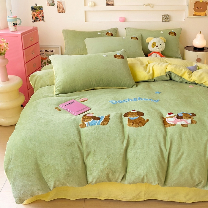 91家纺网 家纺一手货源 找家纺 梦之岛 2024新款牛奶绒卡通毛巾绣四件套腊肠狗 腊肠狗-黄绿